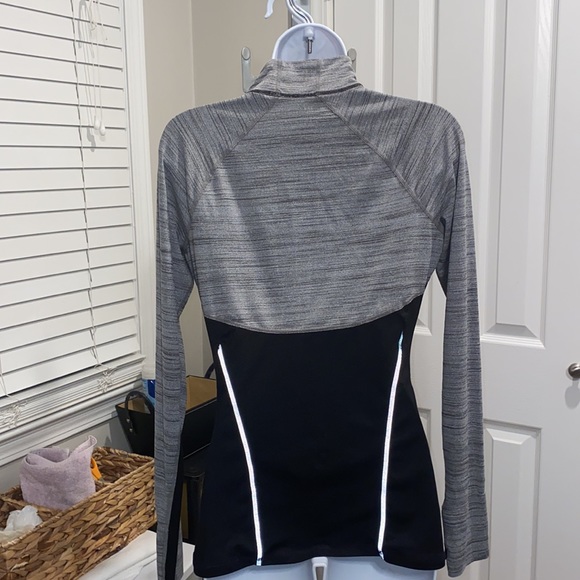 Women’s Athleta long sleeved black and grey pullover size S - Picture 6 of 10